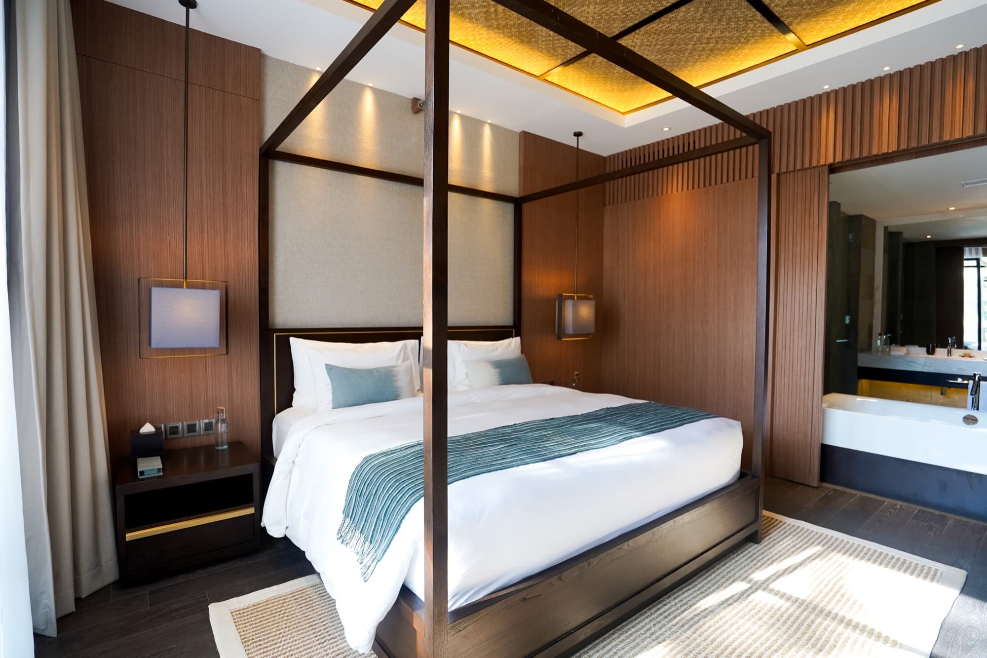 Four-poster bedroom with ensuite at The Residence