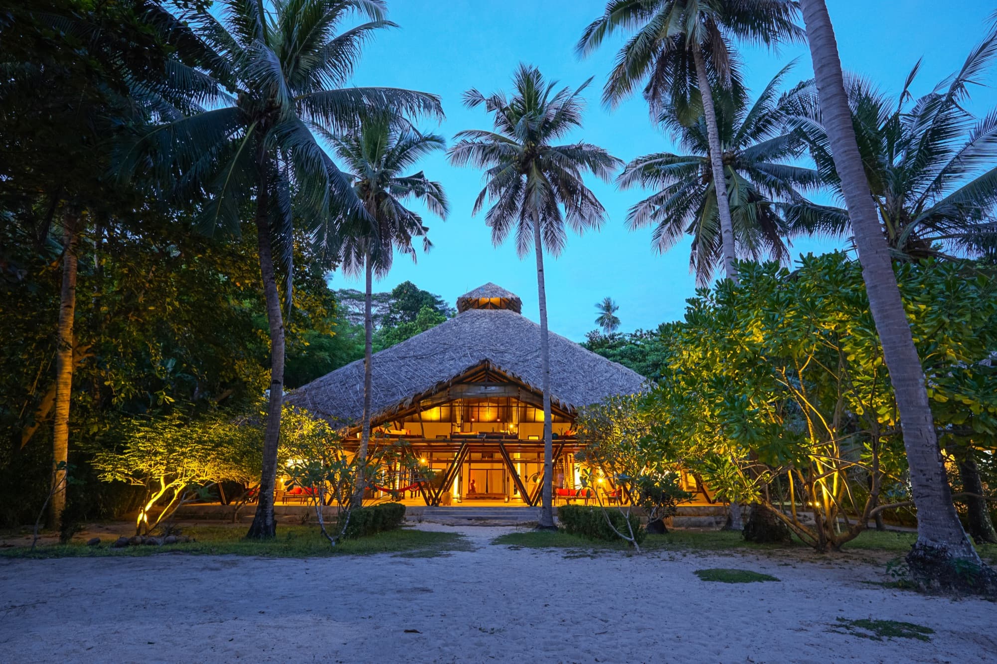 The library and lounge in the main building at Coral Eye