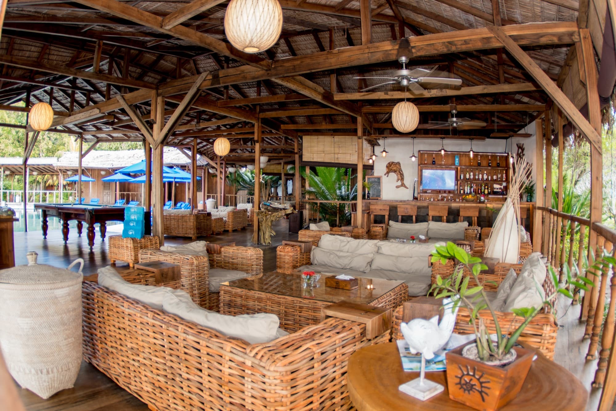 The lounge bar and billiard table at Siladen Resort