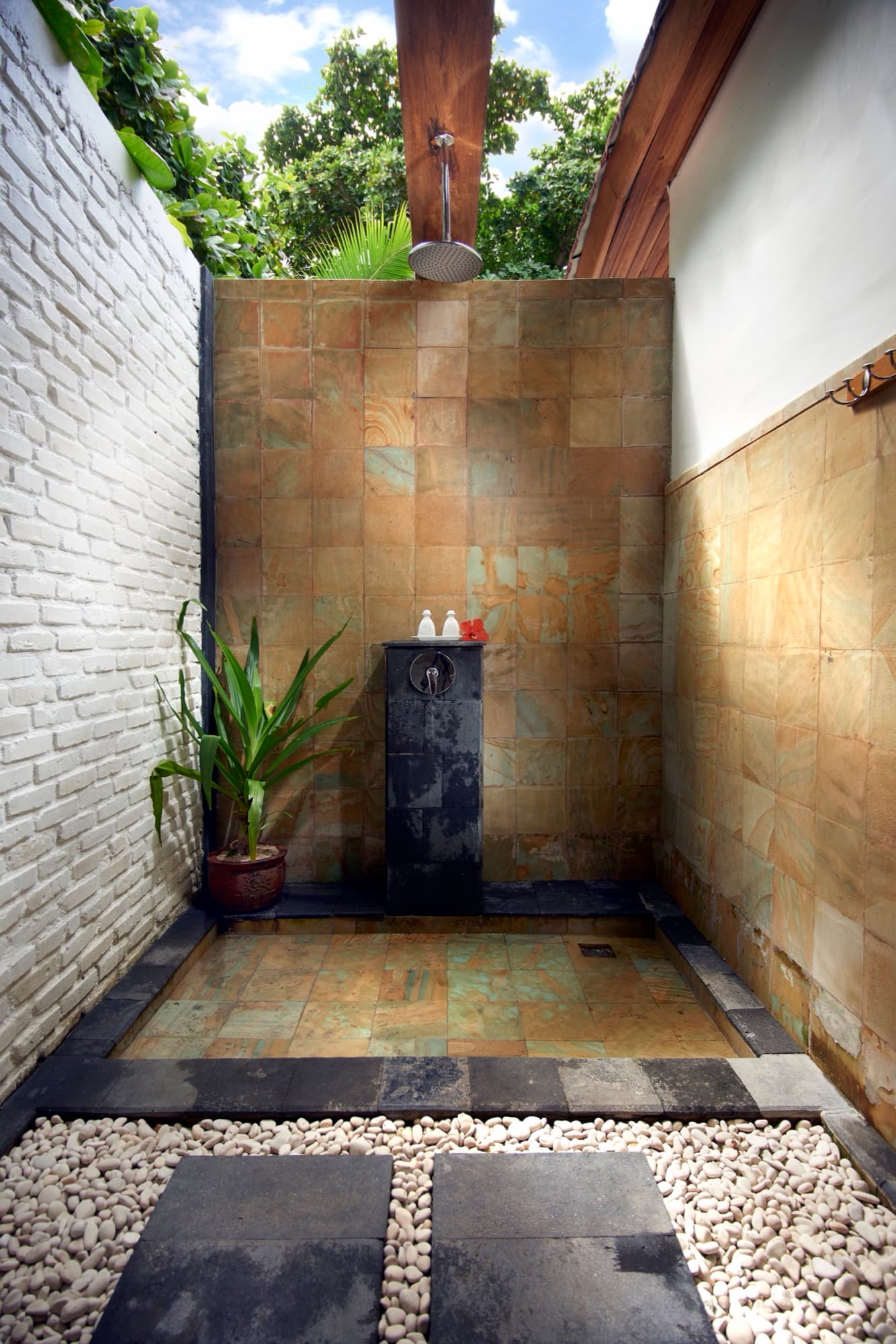 Open-air bathroom of a Beach Pool Villa at Siladen