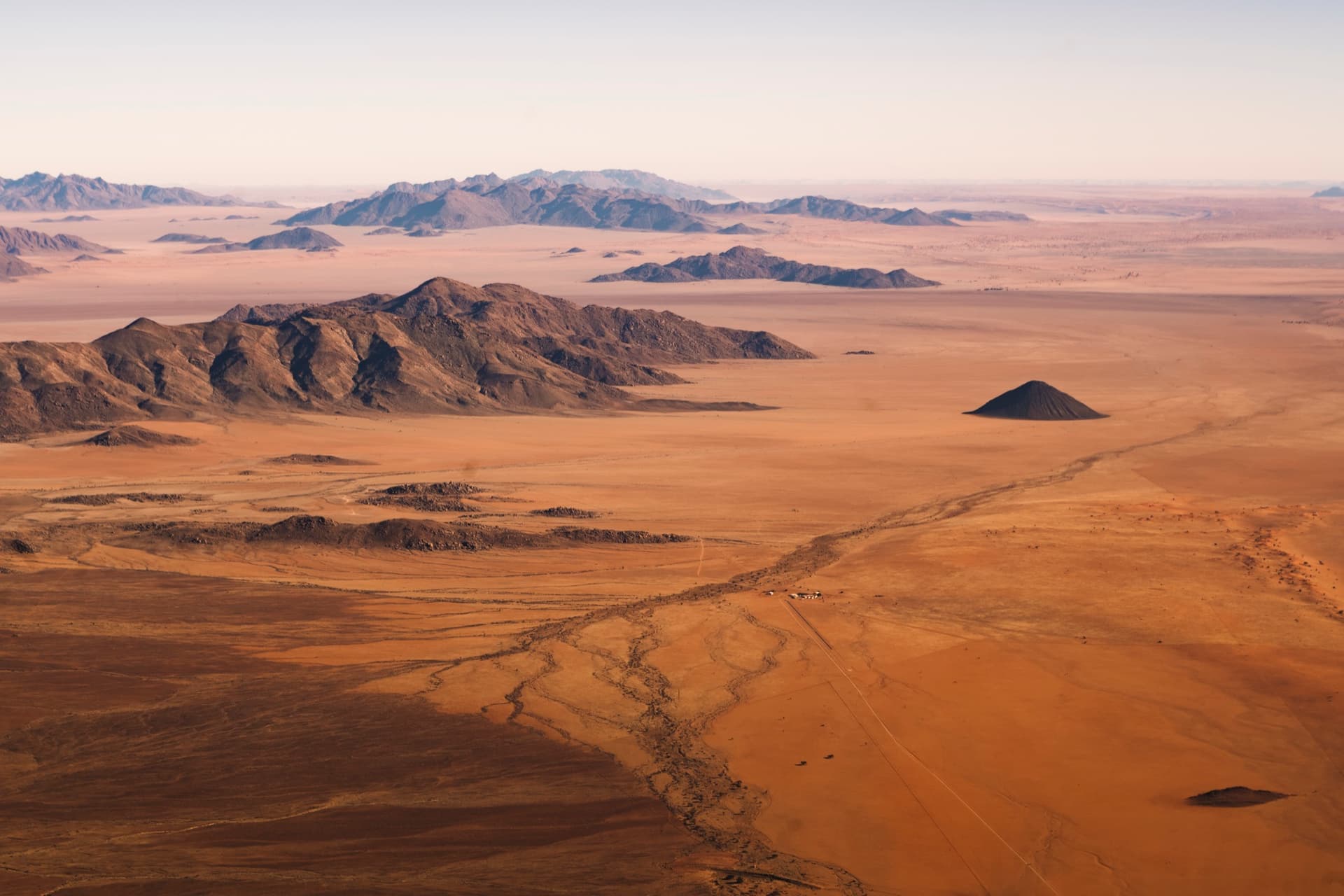The southern Namib from above: plains, dry riverbeds and mountain ranges