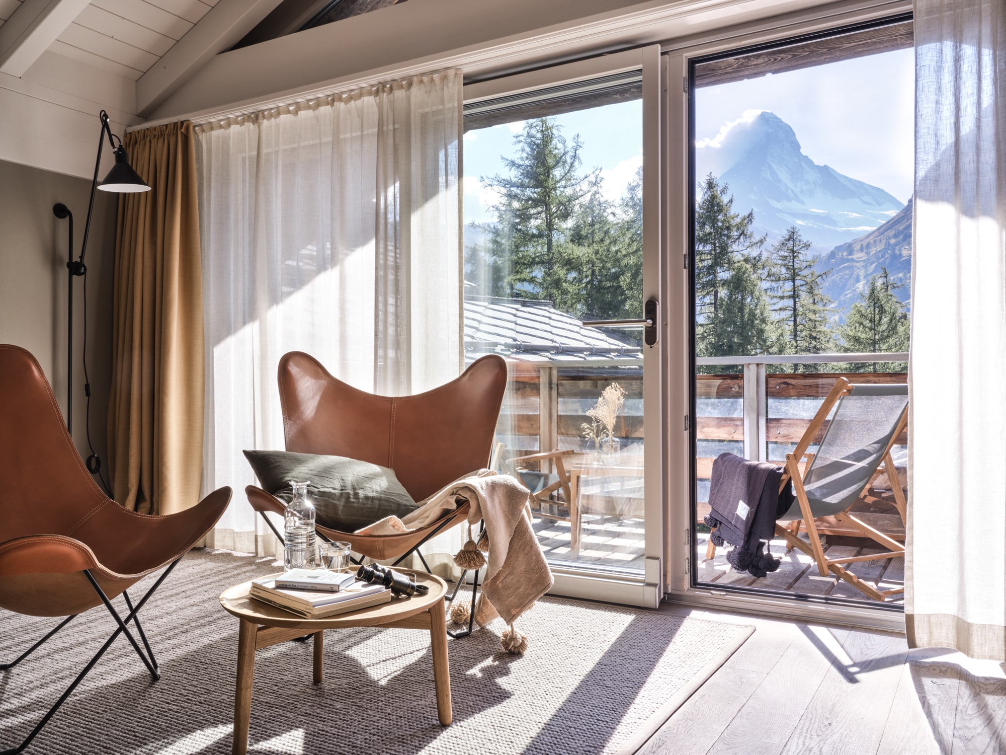 Room with two armchairs and a balcony facing the Matterhorn