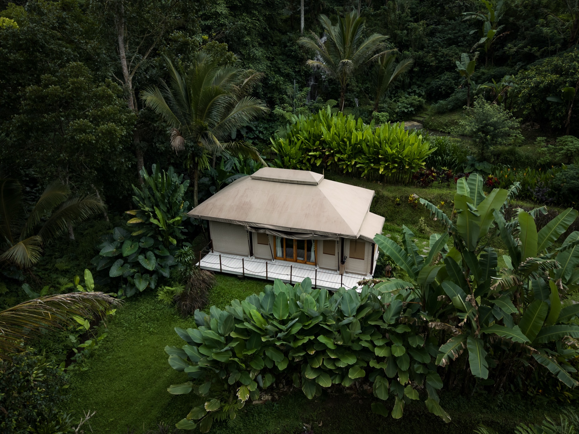 Extérieur de la Waterfall Tent nichée dans la jungle tropicale, contreforts du mont Batukaru