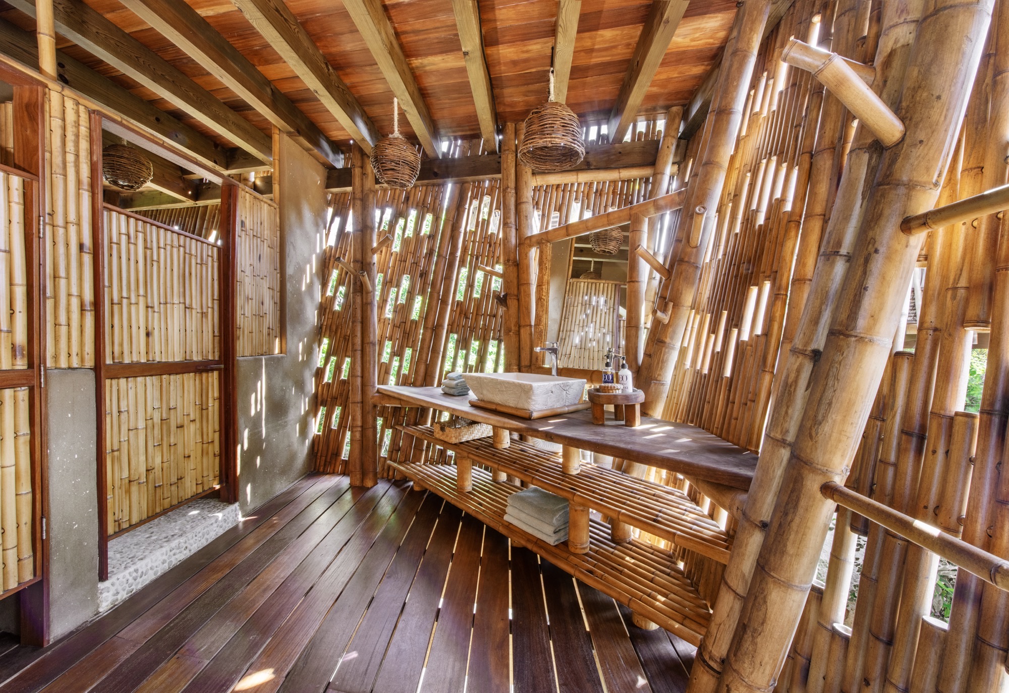 Bamboo bathroom of a Manta treehouse, with a stone washbasin