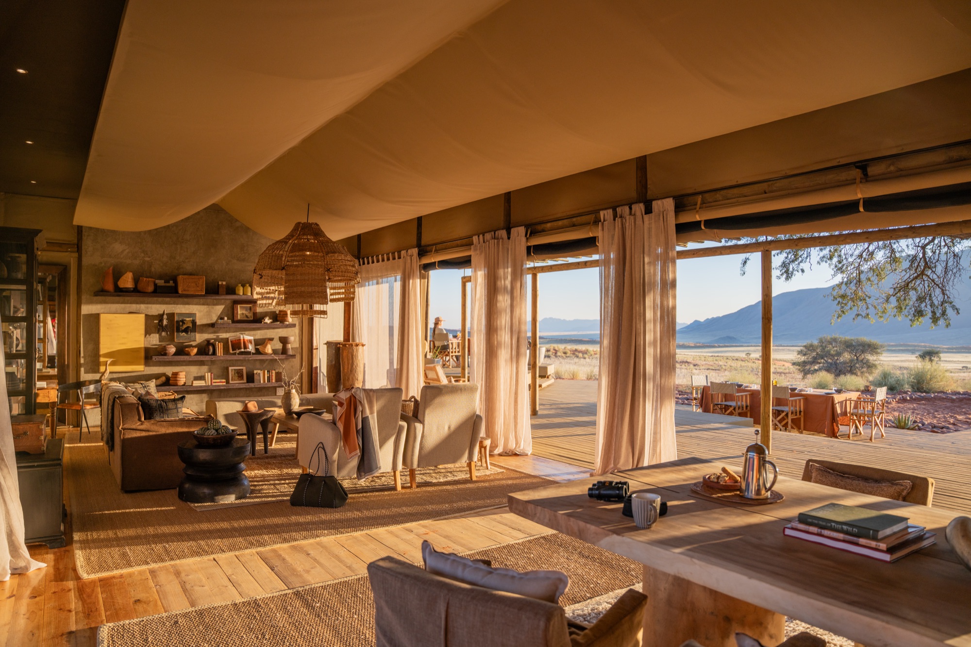 Lounge and library under canvas, open onto the desert