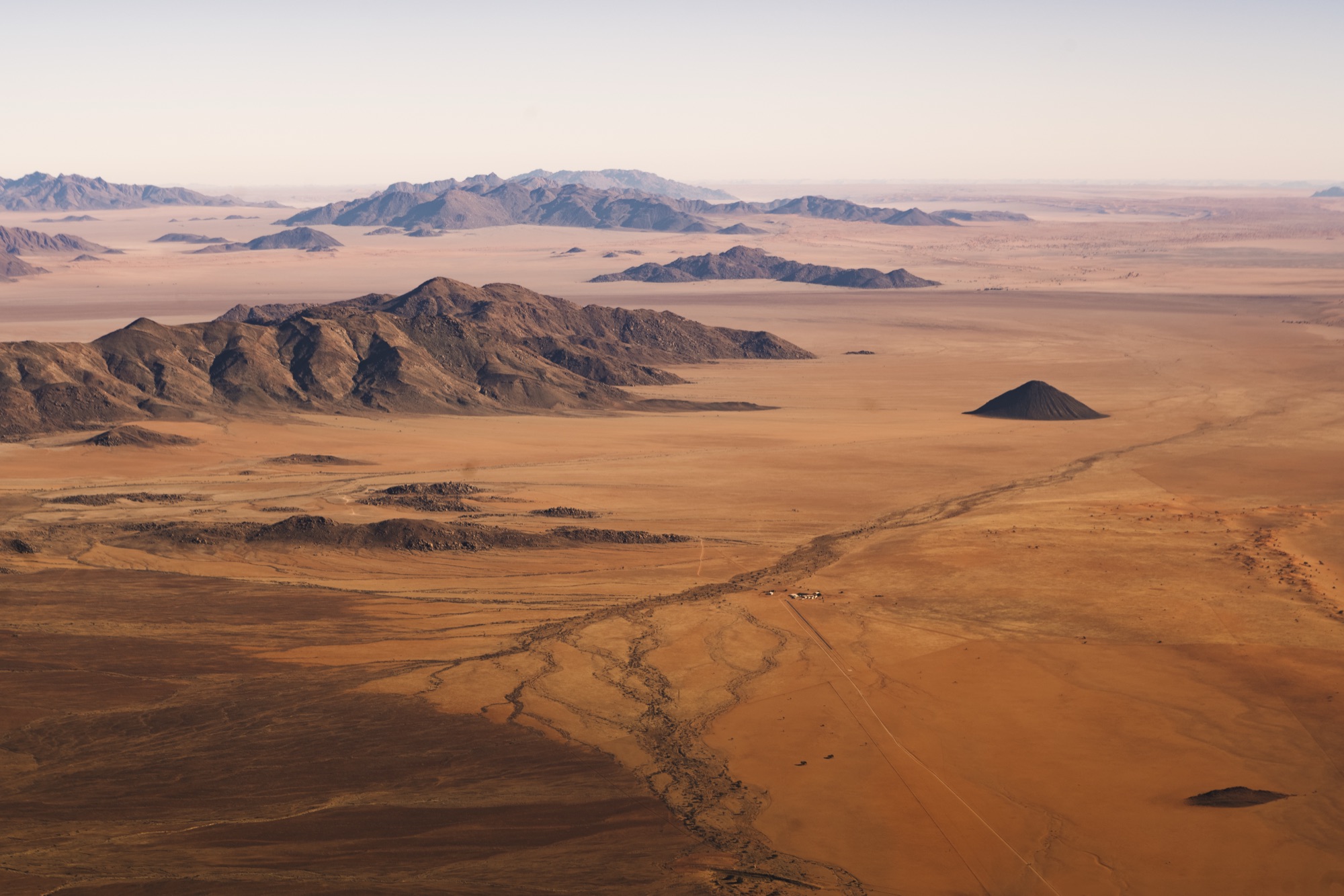 The southern Namib from above: plains, dry riverbeds and mountain ranges